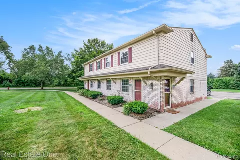 204 Princeton Dr, South Lyon, MI 48178