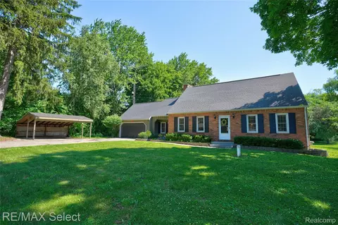 1406 Country View Ln, Flint, MI 48532