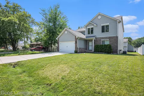 2920 Hartline Dr, Rochester Hills, MI 48309