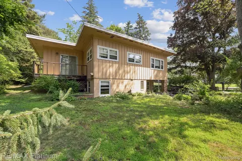 1243 Clearwater Blvd, White Lake, MI 48386
