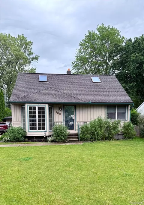 26761 Hickler Ln, Harrison, MI 48045