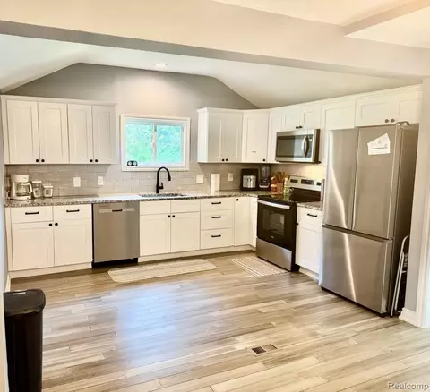 3344 Bathurst Ave, Rochester Hills, MI 48309