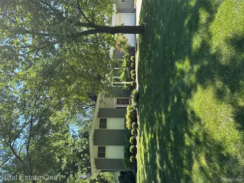 8477 Church Rd, Grosse Ile, MI 48138