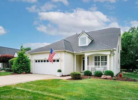 4033 Hillsdale Dr, Auburn Hills, MI 48326