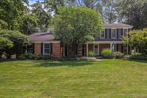 1367 Chestnut Ln, Rochester Hills, MI 48309