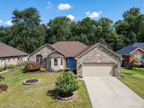 54256 Oconee Dr, Macomb, MI 48042