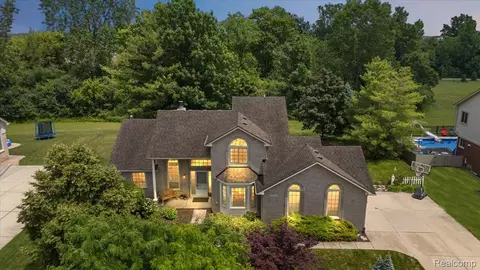 42764 Bloomingdale Dr, Sterling Heights, MI 48314