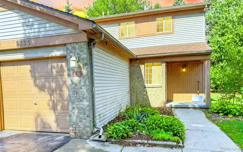 6295 Hunter Pointe St, Westland, MI 48185