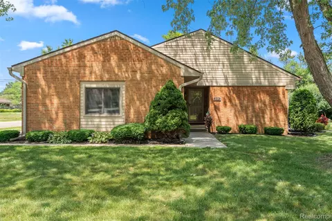 3984 Old Creek Rd #1, Troy, MI 48084