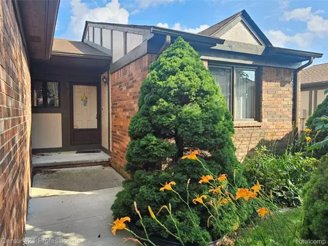 4866 Elm Tree Ln, Warren, MI 48092
