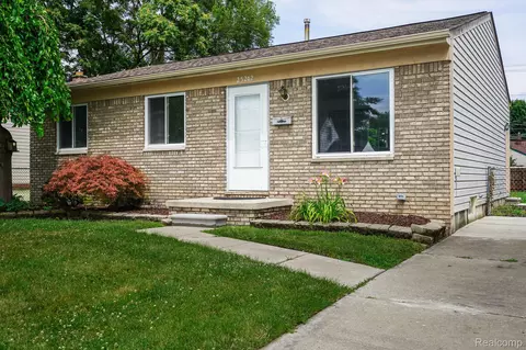 25202 Packard St, Roseville, MI 48066