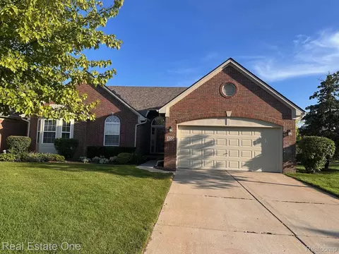 820 Woodhaven Dr, Commerce, MI 48390