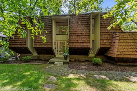 6897 Deerhill Dr, Independence, MI 48346