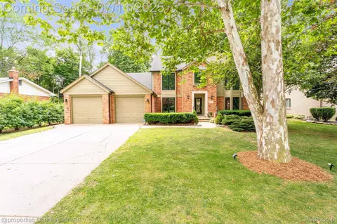 16070 Timberview Dr, Clinton Township, MI 48036