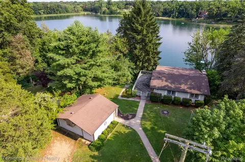 3616 Mary Ann Dr, Pinckney, MI 48169