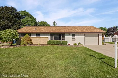 48374 Cardinal St, Utica, MI 48317