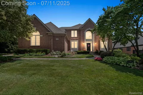 282 Wyngate Dr, Rochester, MI 48307