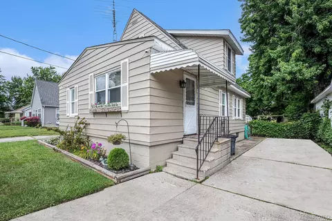 1193 Carman St, Burton, MI 48529