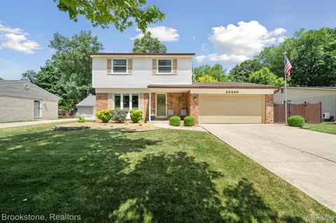 22440 Hillcrest Dr, Woodhaven, MI 48183