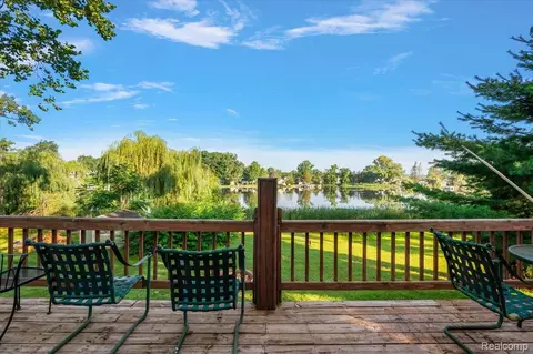 9080 River Valley Rd, Brighton, MI 48116