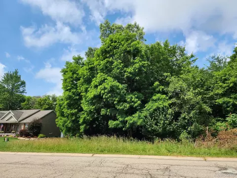 7480 Fairview Dr, Goodrich, MI 48438