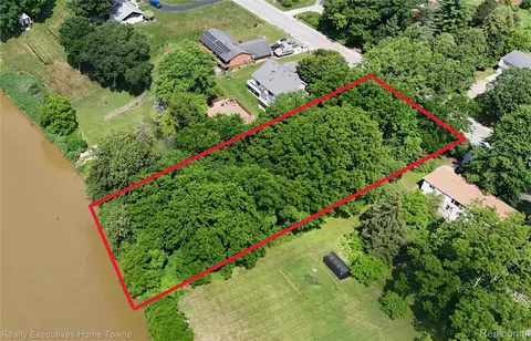 4363 N River Rd, Fort Gratiot, MI 48059