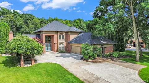 3135 Valley Oaks Dr, White Lake, MI 48383
