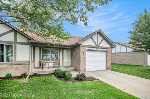 15914 Magnolia Dr S, Clinton Township, MI 48038