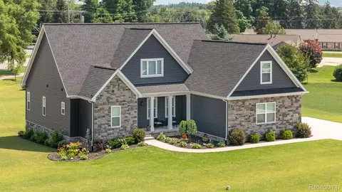 9931 Loretta Ln, Green Oak, MI 48178