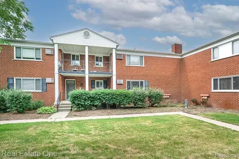 1097 Tienken Ct, Rochester Hills, MI 48306