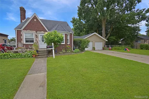 20870 Lange St, Saint Clair Shores, MI 48080