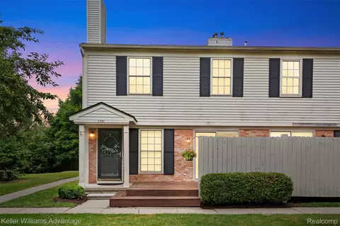 7741 Lake Ridge Dr, Waterford, MI 48327