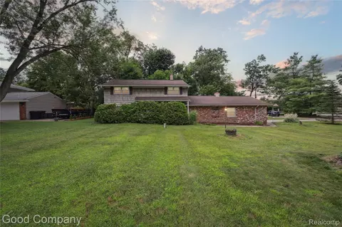 2289 Paulette Dr, Wolverine Lake, MI 48390
