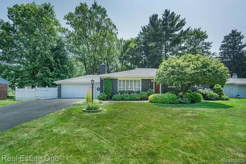 471 Elmhill Rd, Rochester Hills, MI 48306