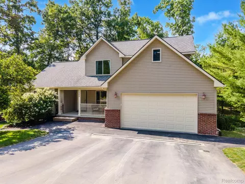 1289 Viefield Dr, Orion, MI 48362