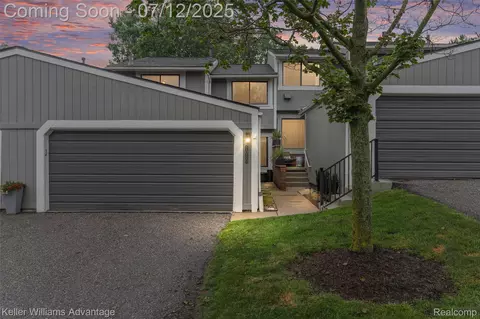 1080 Washington Cir, Northville, MI 48167