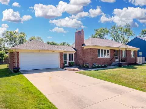 549 S Bywood Ave, Clawson, MI 48017