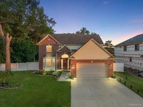 48 Starr Dr, Troy, MI 48083