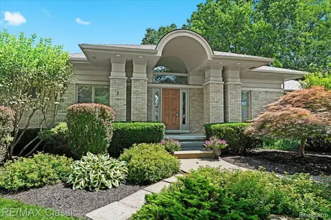 4160 Rolling Pines Ct, Commerce, MI 48382