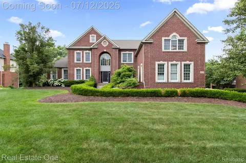 18970 Heather Ridge Dr, Northville, MI 48168