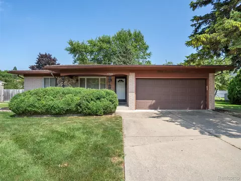 37826 Santa Anna St, Clinton Township, MI 48036
