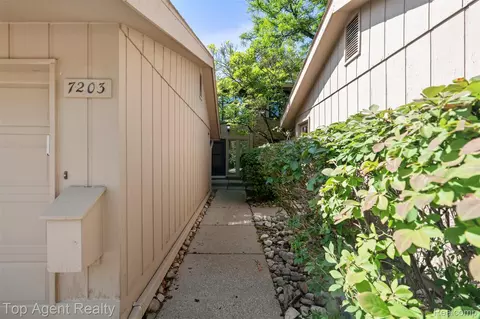 7203 Pebble Park Dr #125, West Bloomfield, MI 48322