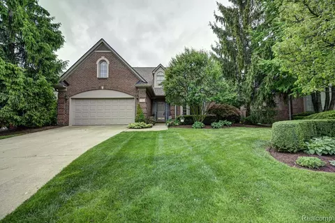 1081 Park Place Ct, Bloomfield Township, MI 48302