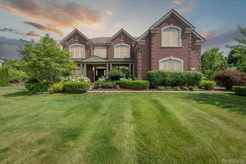 2451 Woodridge Ct, Milford, MI 48380