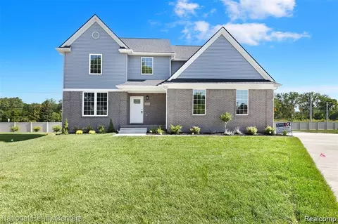 26328 Silver Creek Dr, Flat Rock, MI 48134