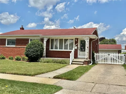2732 Webster Ave, Trenton, MI 48183