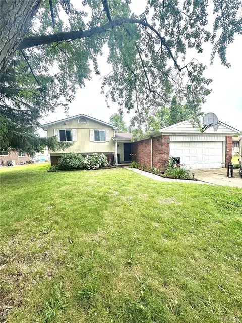 5076 Spring Well Ln, Grand Blanc, MI 48439