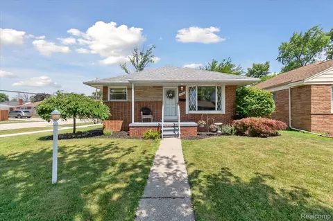 386 Shore Dr, Lincoln Park, MI 48146
