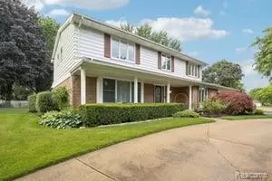402 Thomas Ln, Grand Blanc, MI 48439