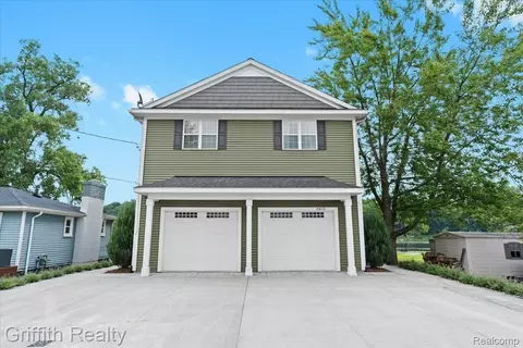 8815 Riverside Dr, Brighton, MI 48116